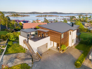 ÅRETS UTSIKTSEIENDOM? Nyt panorama over fjorden og sol fra morgen til kveld! Utleiedel! Dobbel garasje.