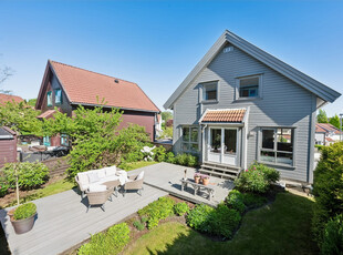 Romslig og innholdsrik enebolig med god planløsning. Solrik og usjenert hage. Parkering i egen carport/gårdsrom