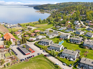 Sjarmerende rekkehus med solrik terrasse og god standard - Kort gange til strand og idyllisk utsikt mot åkerlandskap!