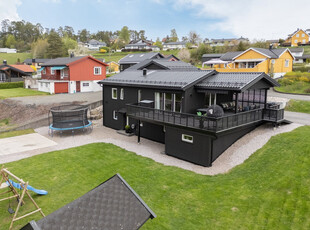 Særdeles innbydende og modernisert familiebolig i svært attraktivt boligområde. 4 sov, 2 stuer og 2 bad.