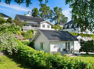 Sørlandsidyll på Bygdøy med egen stor gårdsplass, garasje, anneks og egen brygge