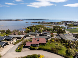 Stavern - Sjelden mulighet i Stavern. Solrik hjørnetomt og fantastisk sjøutsikt. Original standard med stort potensial.