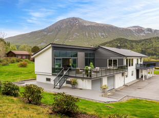 Stor og innholdsrik enebolig på Brattholmneset | Dobbel garasje | Terrasse på 76 kvm | Treningsrom | Stor hage