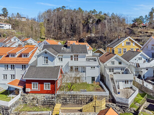 Stort innholdsrikt sørlandshus med romslig hage i nivåer - Solrikt - Garasje -