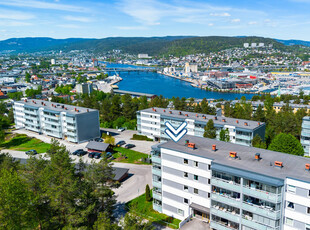 Tiltalende og stor 4-roms topp- og endeleilighet med super utsikt - 3 sov - Garasje* - Lader - Turmuligheter