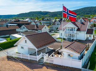 Unik eiendom ved sjøen fra 2013 - Idyllisk beliggenhet ved batteriøya - Garasje - Utestue - Solrikt - Kunstgress