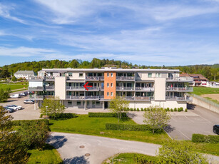 Velholdt og pen leilighet med 2 soverom og solrik balkong i Andebu sentrum! Heis og garasjeplass.