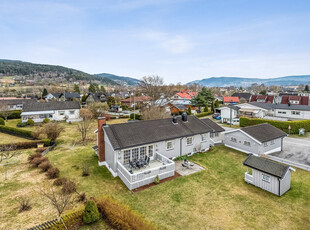 Øya, Steinberg - Enebolig med stor tomt. 3 garasjer og carport.