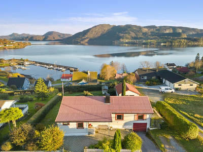 Enebolig med flott utsikt nær sjø (150 m) | Pent opparbeidet tomt på 1044m². Store hagearealer! Garasje.