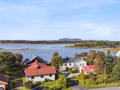 Enebolig med herlig beliggenhet // Sjøtomt | Vestvendt utsikt | 3 soverom | Garasje | Oppussing |