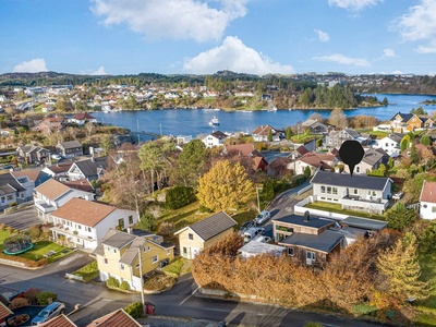 Enebolig over to plan med sentral & barnevennlig beliggenhet - Romslig, solrik & usjenert terrasse - Takpanner fra 2015