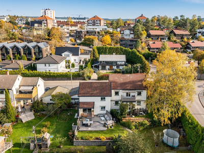 Flott 2/3 del av 2-mannsbolig - Solrik vestvendt hage og terrasse - Garasje - Utleiedel - Enkelte moderniseringsbehov