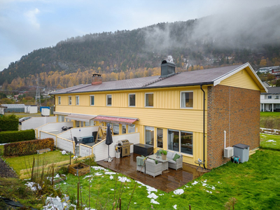 Lekkert enderekkehus modernisert i 2020 - 3 soverom - Garasje - Stor usjenert hage på tre sider - Solrik terrasse.