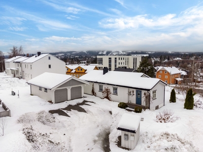 Praktisk og lettstelt enebolig med alt på en flate - atraktiv, solrik og barnevennlig beliggenhet