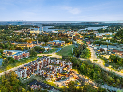 Lys, luftig og gjennomgående 3-roms rett ved Sandvika sentrum. 2 bad/2 uteplasser/garasjeplass/heis. Vv/fyring a-konto.