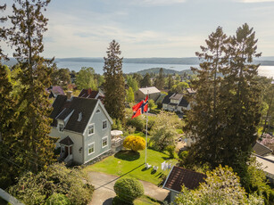 BEKKELAGSHØGDA: Klassisk villaeiendom fra 1923 med fantastisk fjordutsikt! Idylliske uteplasser. Hage. Garasje. Hybel.