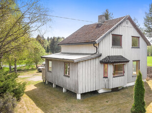 Enebolig fra 1954 med vesentlig vedlikeholds- og oppgraderingsbehov- Tre sov - Tomt på 975 m²-barnevennlig beliggenhet!