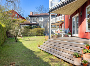 Fantastisk tomannsbolig over to plan | Oppusset i 2022 | Vestvendt terrasse & hage | Barnevennlig | Parkering m/ lader