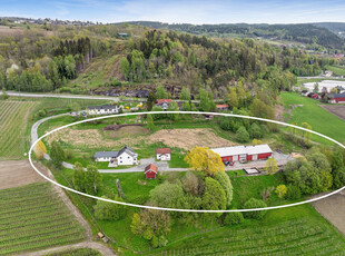 Idyllisk småbruk med flott beliggenhet mellom Lierbyen og Tranby- 2 eneboliger - Stabbur - Stor Låve - Flotte uteplasser