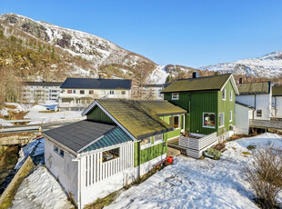 Innholdsrik enebolig sentralt i Glomfjord | Nært skole, barnehage, lekeplass og alpinsenter | Garasje og carport | Hage