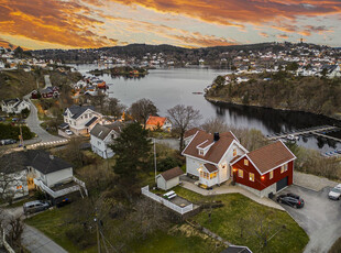 Klassisk bolig på solrik utsiktstomt - Arkitekttegnet tilleggsdel fra 2016 med dobbeltgarasje - Stor tomt og frodig hage