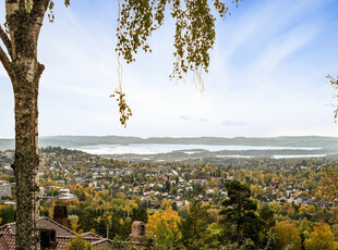 Stor og meget hyggelig eiendom, med praktfullt hageanlegg (2,6 mål tomt), fantastisk utsikt og meget gode solforhold.