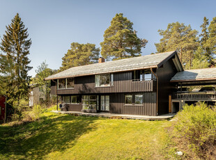 Utsøkt enebolig med utleiedel i ei stille gate like ved markagrensa. Flott og solrik hage. Dobbel carport. God stand.