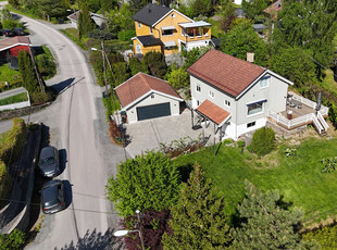 Velholdt enebolig m/hybel og familievennlig planløsning. Dobbelgarasje, solrik hage og stor terrasse. Trafikkstille vei.