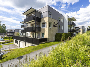 Pen 3- roms selveierleilighet med solrik terrasse - populært sentrumsnært boligområde - P-plass i garasjeanlegg