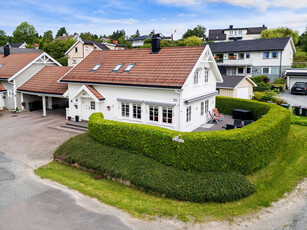 Pen bolig over 2 etg - 2 soverom - 3 stuer - Carport m/elbillader - Stor solrik terrasse - Barnevennlig beliggenhet