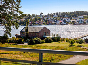 Perle ved sjøen! Stor og lekker toppleilighet med panoramautsikt. Gode solforhold - 2 garasjeplasser - båtplass.