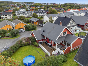 Romslig, velholdt og praktisk familiebolig med flott hage på hjørnetomt - garasje - kort vei til skole og barnehage!