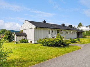 Sentralt beliggende enebolig med alt på en flate med kjeller og inntilbygd carport.