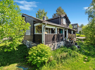 Sjarmerende enebolig i tømmer fra 1911 med nydelig utsikt over Mjøsa |3 soverom|Romslig og solrik tomt|Carport!