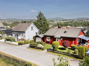 Solrik og koselig enebolig pent beliggende på en høyde med utsikt. Stille og barnevennlig boligområde. NY PRIS!