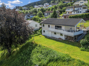 Velholdt og innholdsrik familiebolig med 97 m² terrasse, hage og flott utsikt. 4 sov og 2 bad. Barnevennlig og sentralt