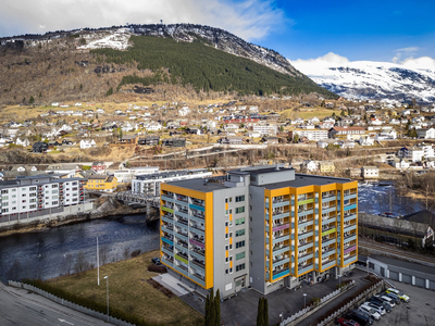 50+ | Super sentral leilighet på Voss med gangavstand til alt | Like ved AMFI Voss | 8.etasje | Heis | 12 kvm balkong