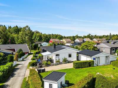 Attraktiv enebolig med god standard i barnevennlig og attraktiv område - Lekkert bad og kjøkken - Hjørnetomt - Garasje