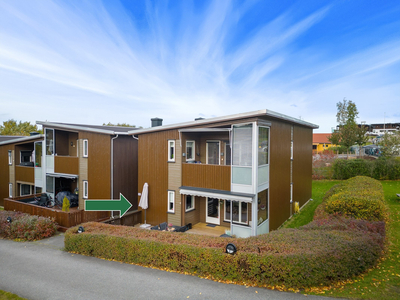 Attraktiv og pen 4-roms eierleilighet i 1. etasje. Vannbåren varme. Solrik terrasse. Carport m/el-billader. Barnevennlig