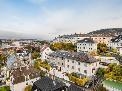 Bolig over 4 etasjer med fine uteplasser, beliggende i attraktiv gate på Kronstad med nærhet til sentrum.