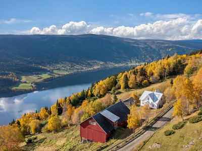 Eldre, idyllisk småbruk på Fødnes med spektakulær utsikt. Nydelig beliggende støl på Gjølmyr. Ren. behov. Jakt, skog.