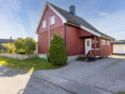 Fin enebolig med attraktiv beliggenhet på Vessia - Barnevennlig - Koselig hage med masse sol!