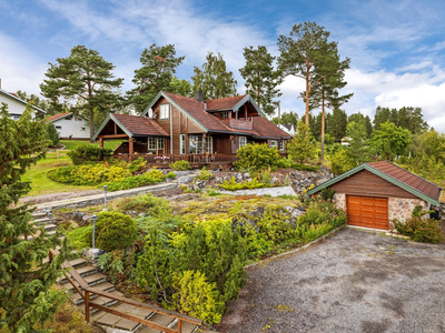 Enebolig med garasje på stor og pent opparbeidet tomt med flott utsikt mot Tyrifjorden.