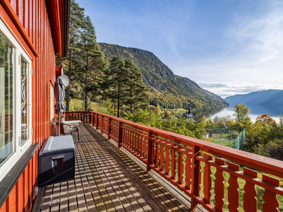 Enebolig med idyllisk beliggenhet! Vakker utsikt utover Bandak. Stor og usjenert tomt!