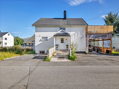 Enebolig med utleiemulighet midt mellom UNN/UIT og sentrum. Stor carport med terrasse på toppen.