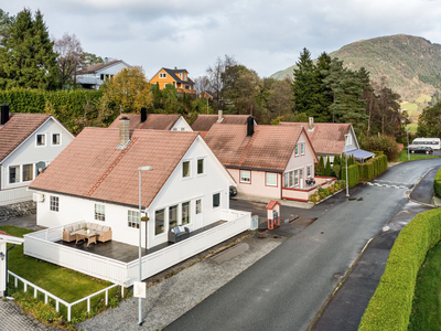 Enebolig ved Amfi, skoler, barnehager, ekspressbuss til Bergen og nydelige turomåder.