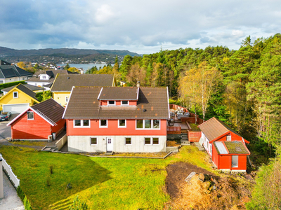 Perfekt familiebolig med god beliggenhet, 8 soverom og utleieleilighet - stor og solrik hage på 1,2 mål - dobbel garasje