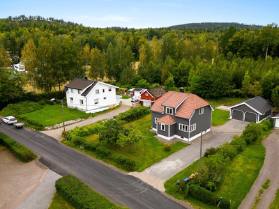 Fin enebolig med dobbelgarasje og stor hagetomt. Oppusset i nyere tid. Solrikt og flott beliggende ved skogen!