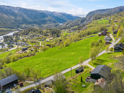 Flott beliggende eiendom i vakre Holsbygda - Nydelig utsikt og gode solforhold - Innholdsrik