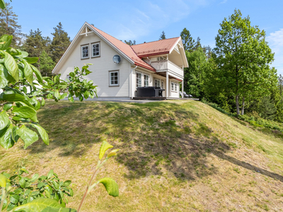 Flott beliggende enebolig med utsikt på Vegårshei - dobbel garasje og carport - 4 soverom og 2 bad - sentralt til Myra